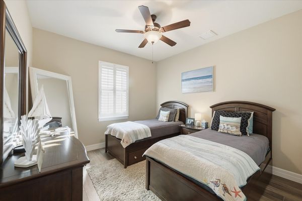 Guest bedroom 2 with two twin beds