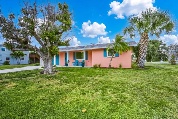 Newly renovated 2 bedroom, 2 bathroom waterfront home with private hot tub in Englewood, FL