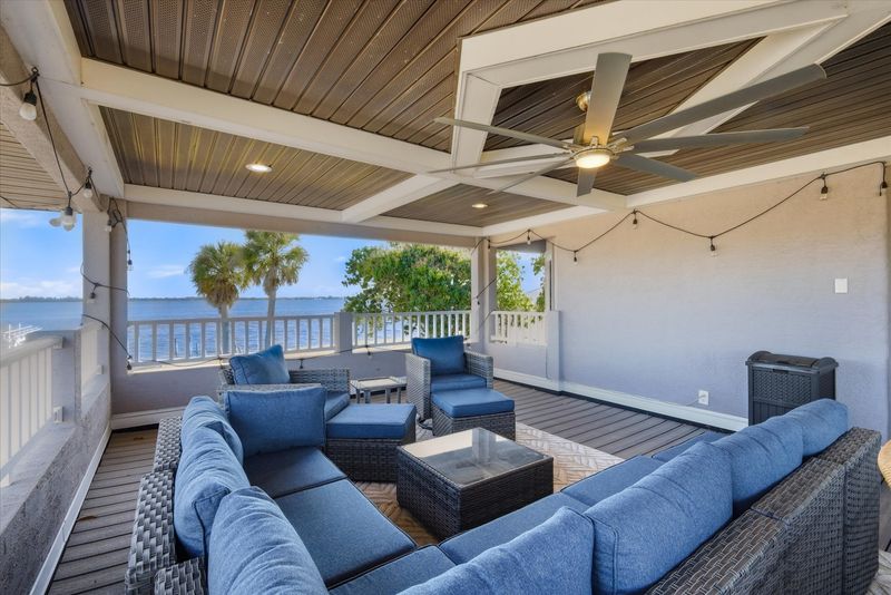 Fantastic balcony area overlooking the Peace River