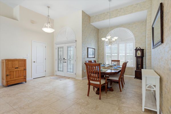 Dining area. Dining table seats 6