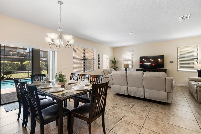 Dining  Seats 8 / Living