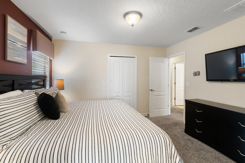 King Bedroom 5 Upstairs Shared Bathroom 43" TV