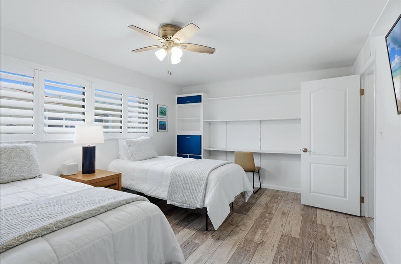 Bedroom 3 with two twin beds and 40-inch Smart TV