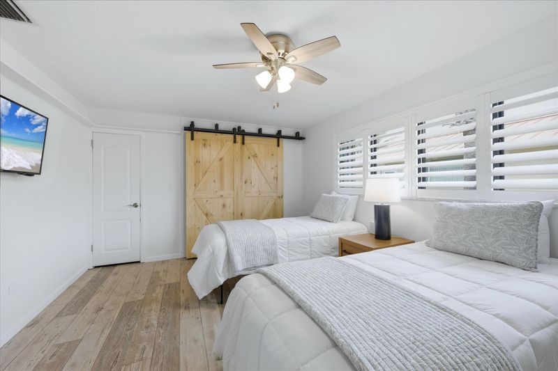 Bedroom 3 with two twin beds and 40-inch Smart TV