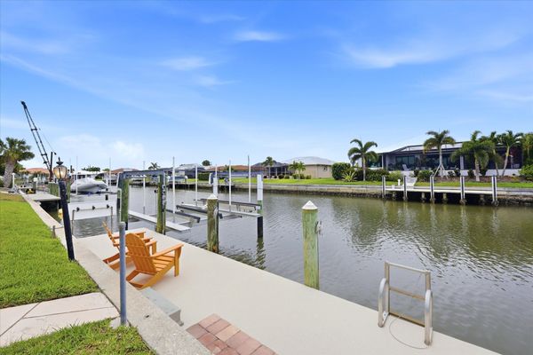 boat dock (boat lift is not for guest use) Dock size is 30' x 7'