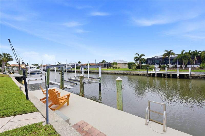 boat dock (boat lift is not for guest use) Dock size is 30' x 7'