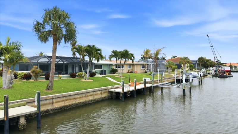boat dock (boat lift is not for guest use) Dock size is 30' x 7'