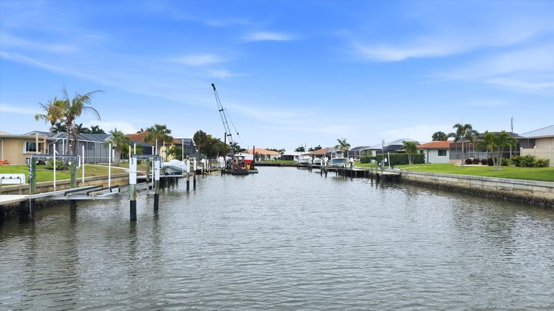 boat dock (boat lift is not for guest use) Dock size is 30' x 7'