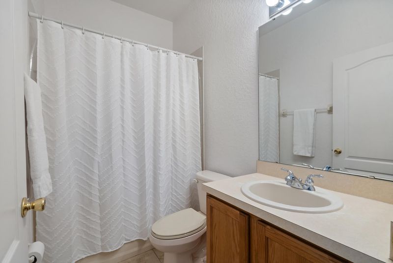 Hall Bathroom 2 Tub/Shower Combo