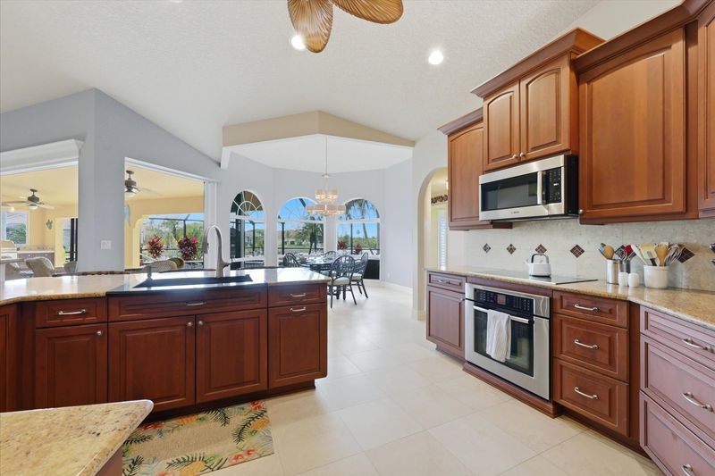 Bright, fully-equipped kitchen