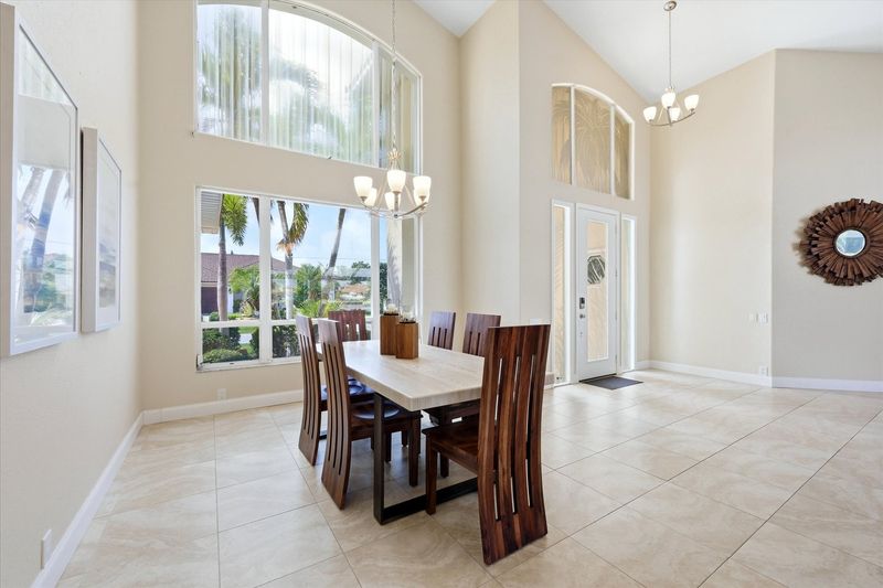 Dining area. Dining table seats 6