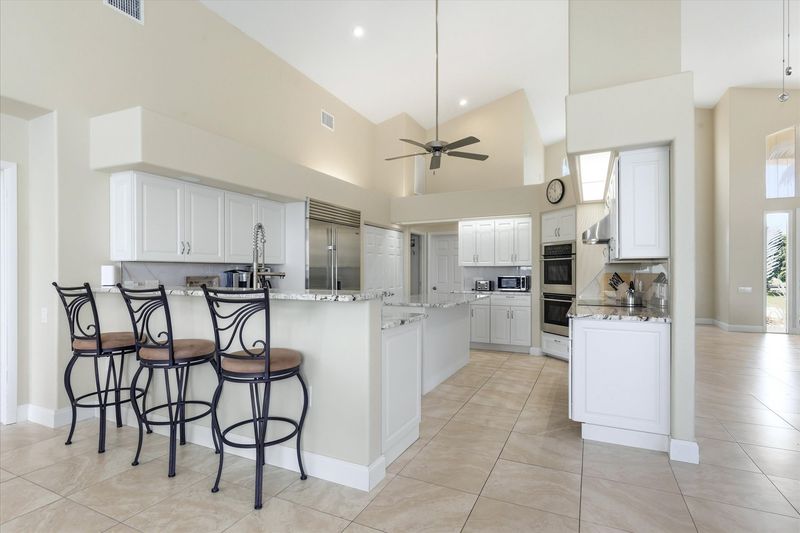 Beautiful, bright, fully-equipped kitchen