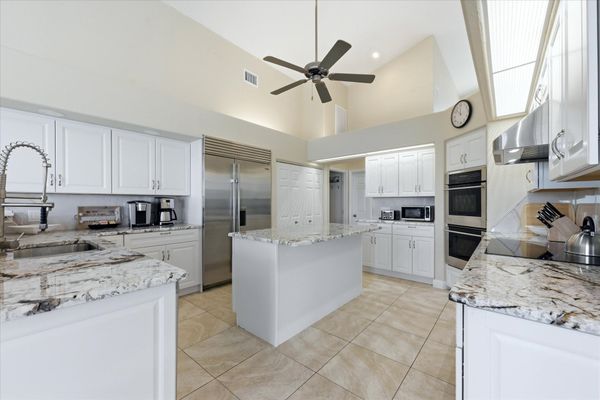 Beautiful, bright, fully-equipped kitchen