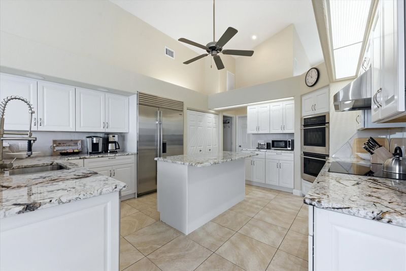 Beautiful, bright, fully-equipped kitchen