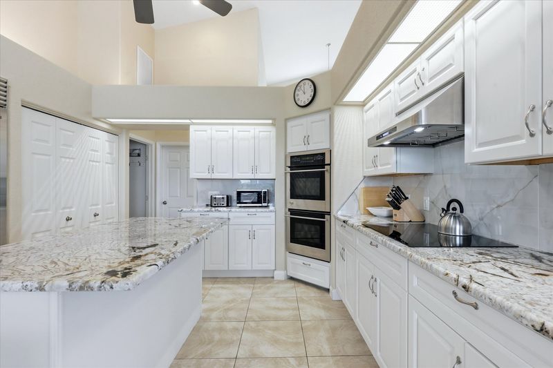 Beautiful, bright, fully-equipped kitchen