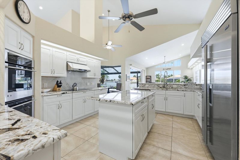 Beautiful, bright, fully-equipped kitchen
