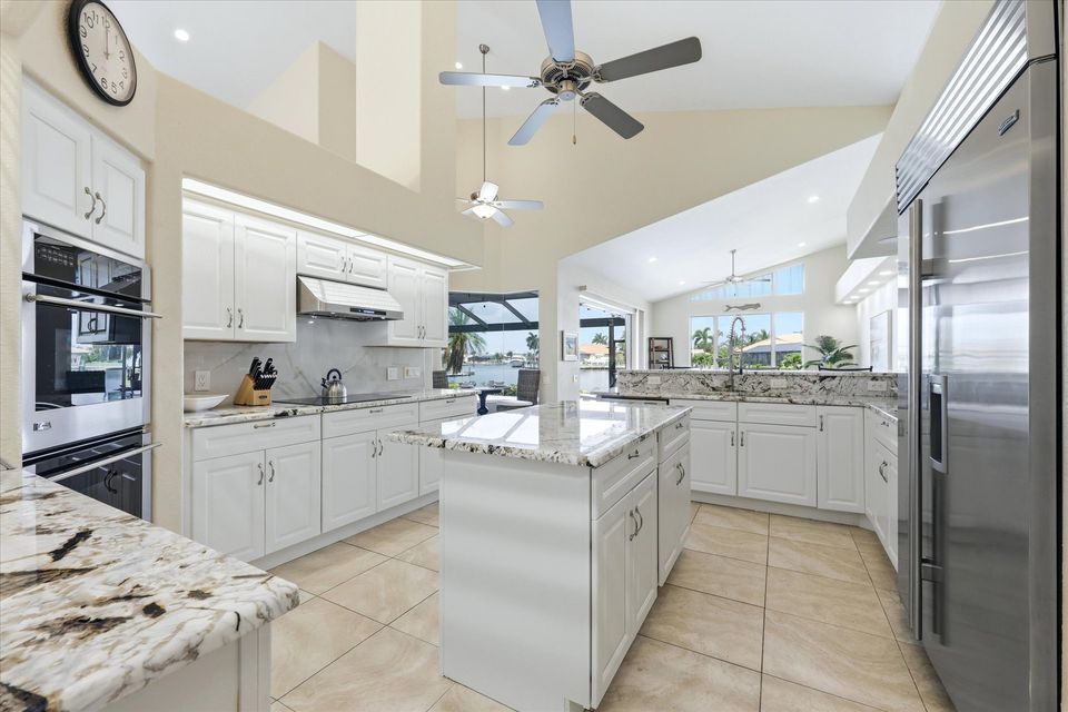 Beautiful, bright, fully-equipped kitchen