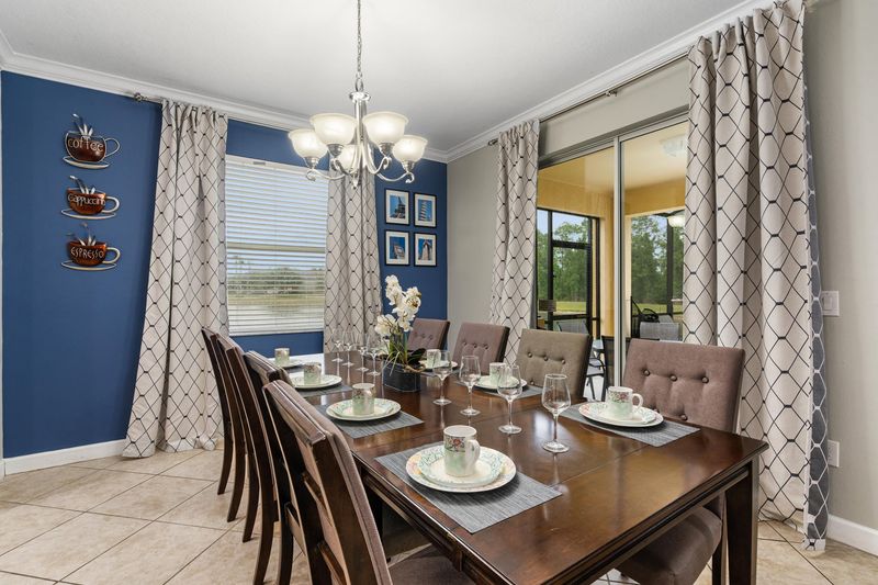 Dining Seats 8