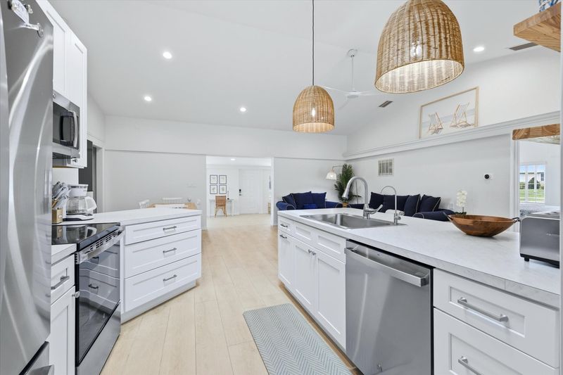 Beautiful, fully-equipped kitchen