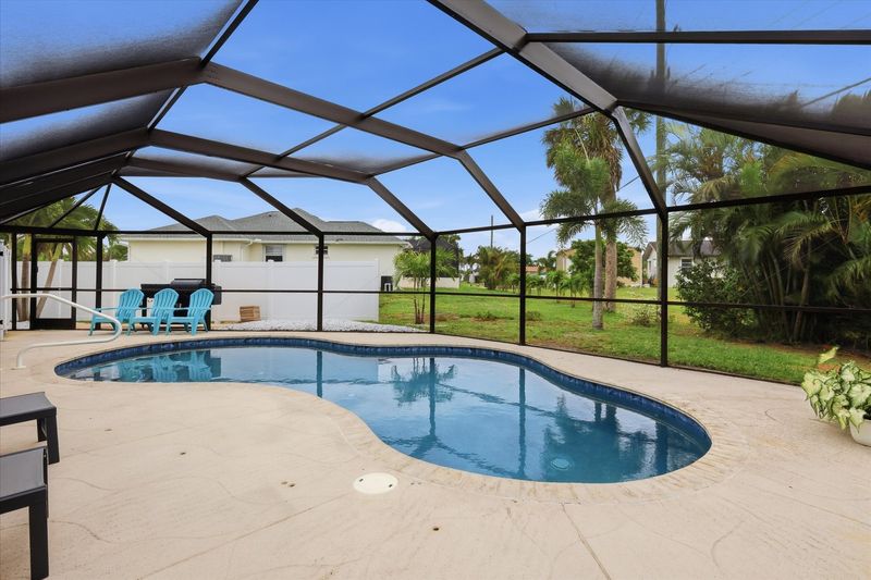 Sparkling pool. Pool Size 25' x 12' x 5.5'D