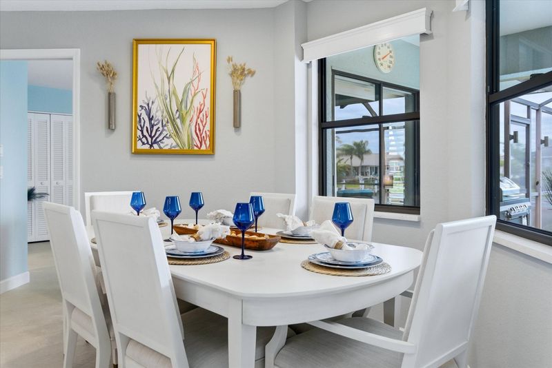 Dining area. Dining table seats 6
