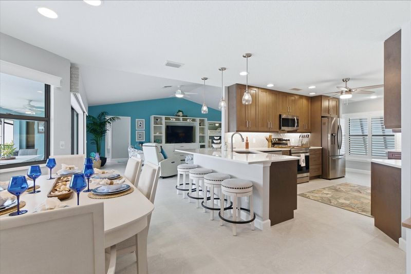 Beautiful, bright, fully-equipped kitchen