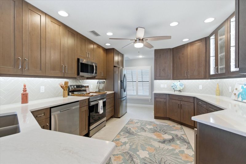 Beautiful, bright, fully-equipped kitchen
