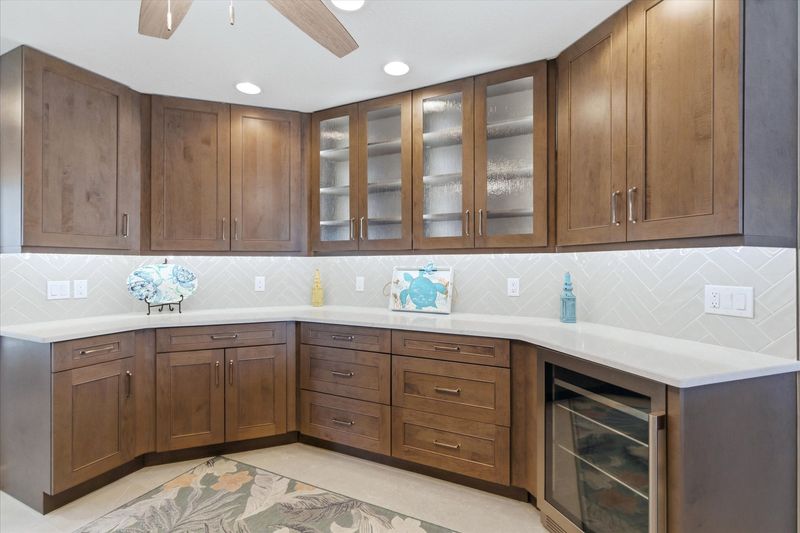 Beautiful, bright, fully-equipped kitchen
