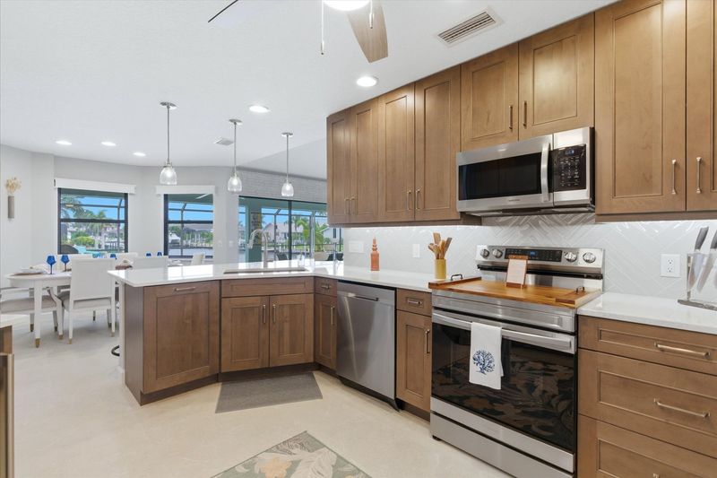 Beautiful, bright, fully-equipped kitchen