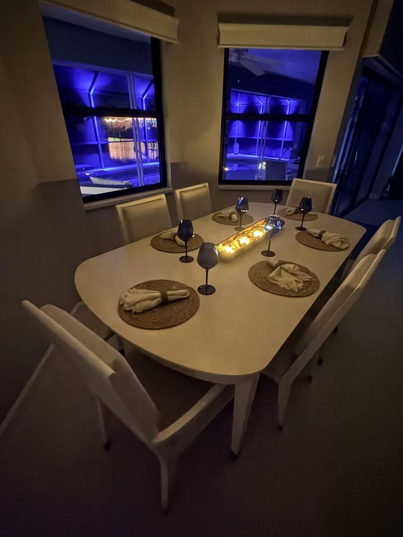Dining area. Dining table seats 6