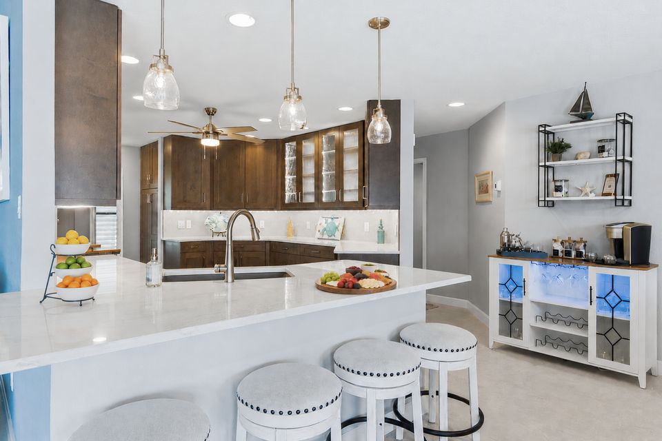 Beautiful, bright, fully-equipped kitchen