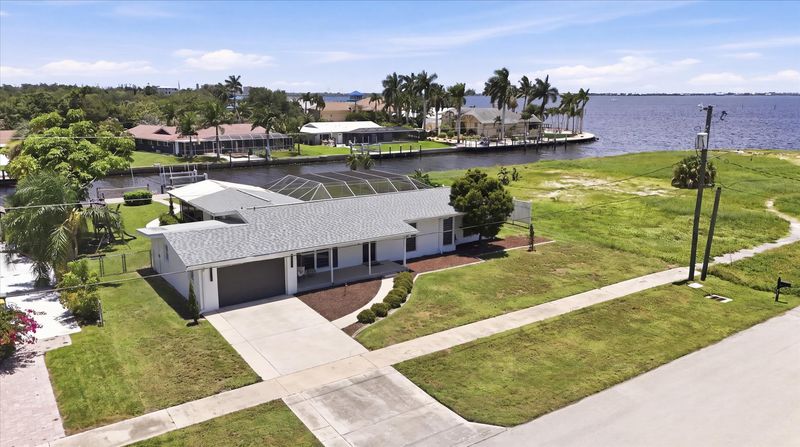 Beautiful 2 bedroom, 2 bathroom waterfront home with private pool in Port Charlotte