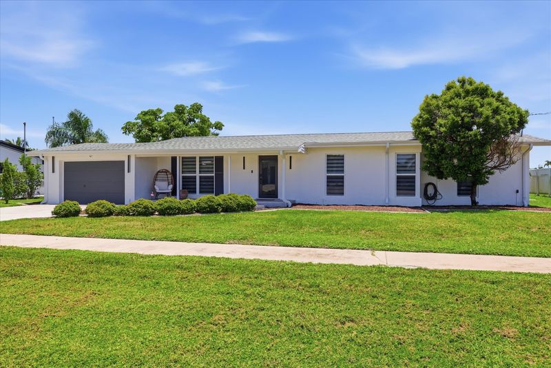 Beautiful 2 bedroom, 2 bathroom waterfront home with private pool in Port Charlotte