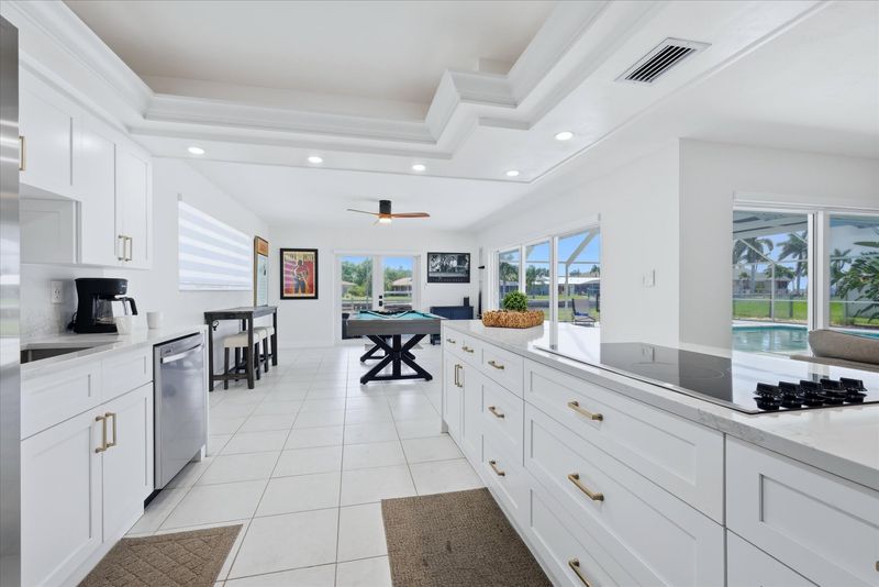 Beautiful, bright, full-equipped kitchen