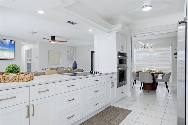Beautiful, bright, full-equipped kitchen