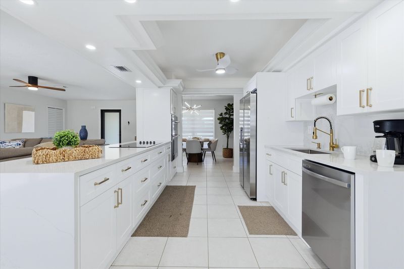 Beautiful, bright, full-equipped kitchen