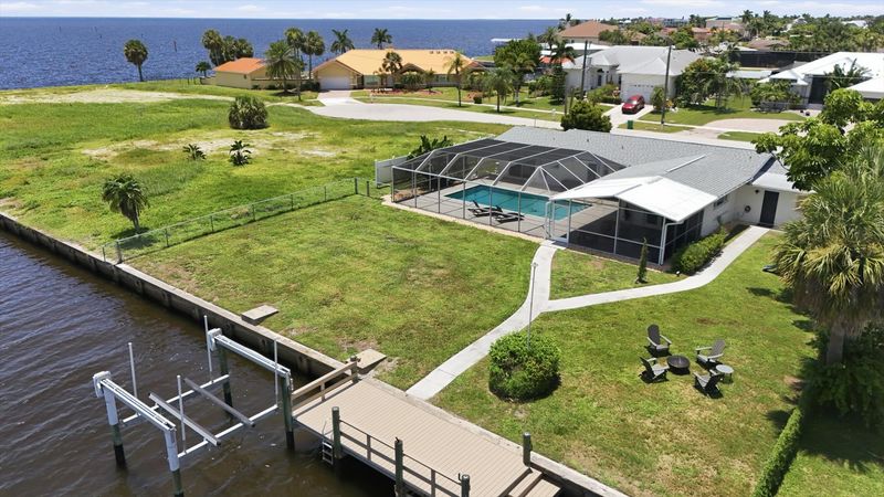 Beautiful 2 bedroom, 2 bathroom waterfront home with private pool in Port Charlotte