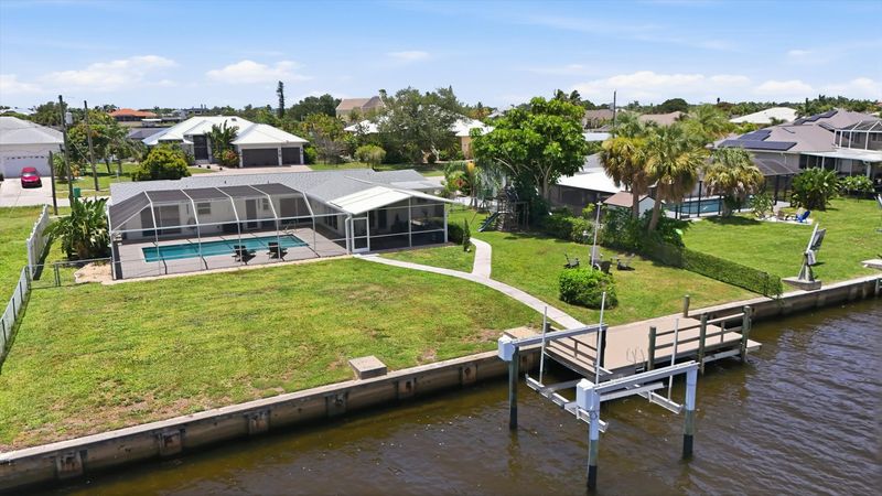 Beautiful 2 bedroom, 2 bathroom waterfront home with private pool in Port Charlotte