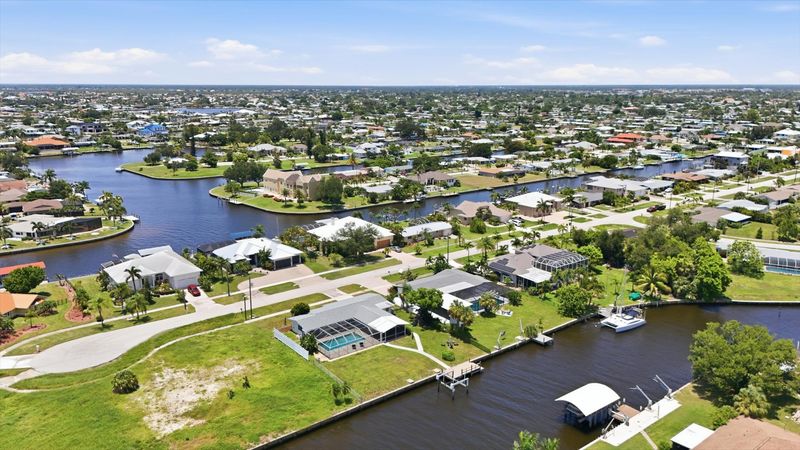 Beautiful 2 bedroom, 2 bathroom waterfront home with private pool in Port Charlotte