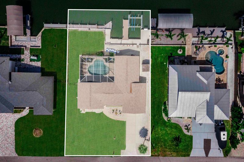 Beautiful 3 bedroom, 2 bathroom waterfront home with private pool & spa on Lemon Bay in Englewood (Boat Lift Not For Use)