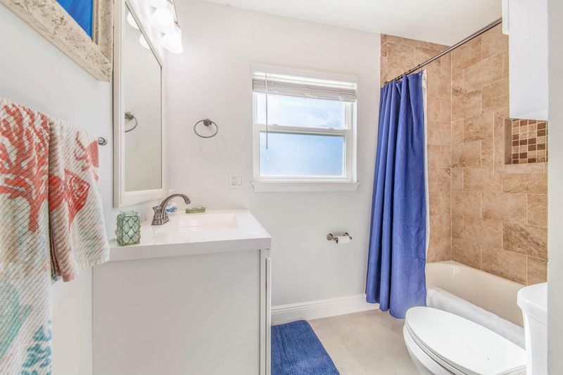 Guest bathroom with shower / tub combo