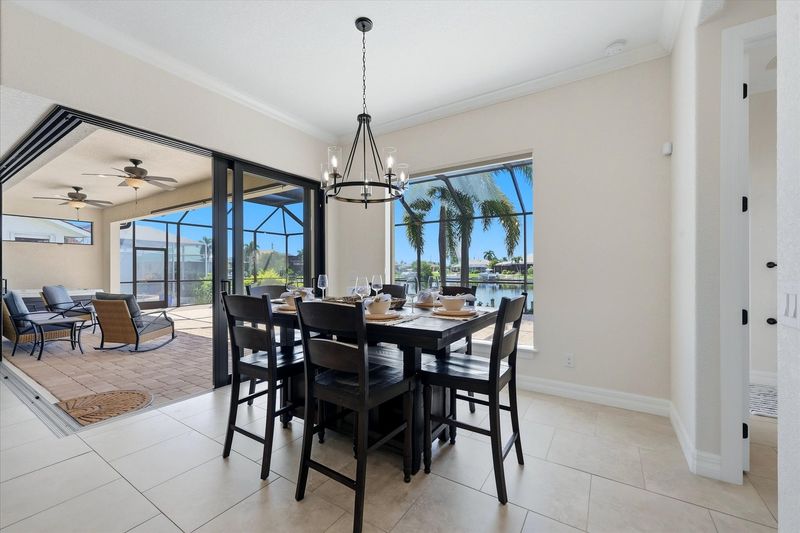 Dining room seats 6