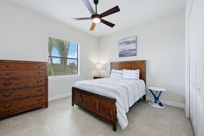 Guest bedroom 1 - Queen bed