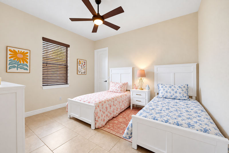Guest bedroom 2 has two twin beds