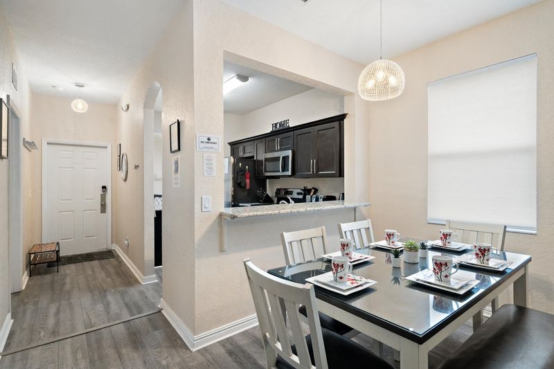 Dining /Entry - Seats 6