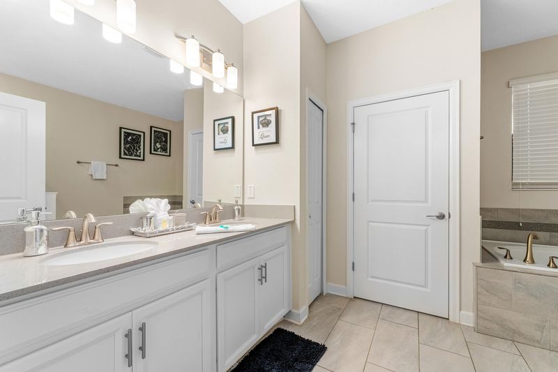 Master King Bathroom 1 Downstairs Tub & Shower