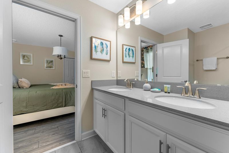 Jack N Jill Bathroom 4 (Beds 5 & 6)