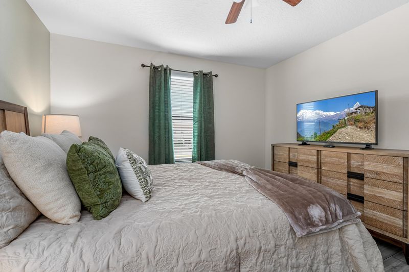 Queen Bedroom 4 Upstairs 42" Roku TV