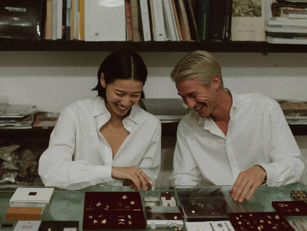 Boutee_two_people_having_a_friendly_engagement_ring_design_conversation