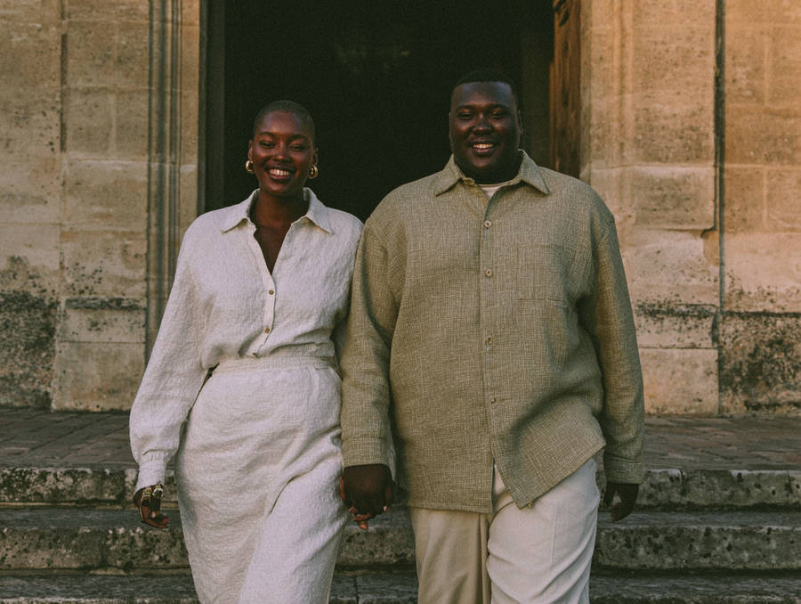 Boutee_A_happy_couple_smartly_dressed_walk_down_some_steps